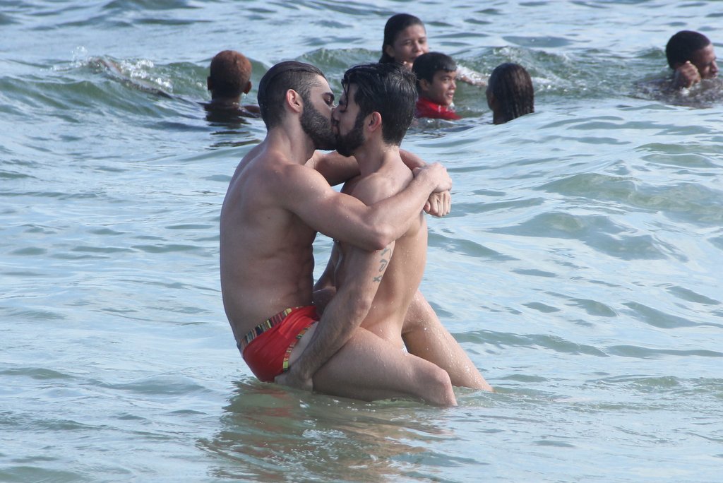 Ex-ator pornô Harry Louis beija muito novo namorado na praia