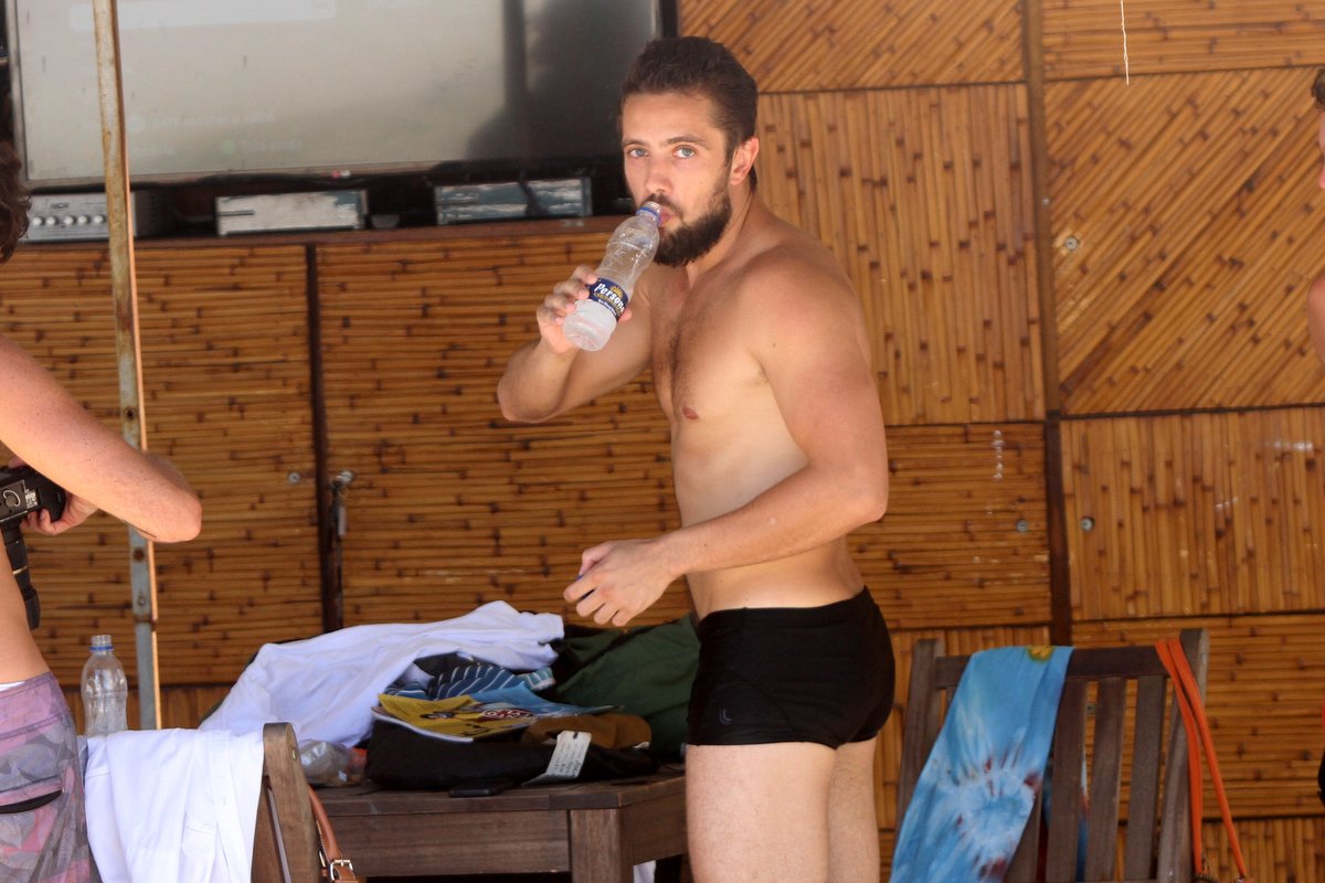  Rafael Cardoso, o Vicente de ‘Império’, fica só de sunga após ensaio sexy