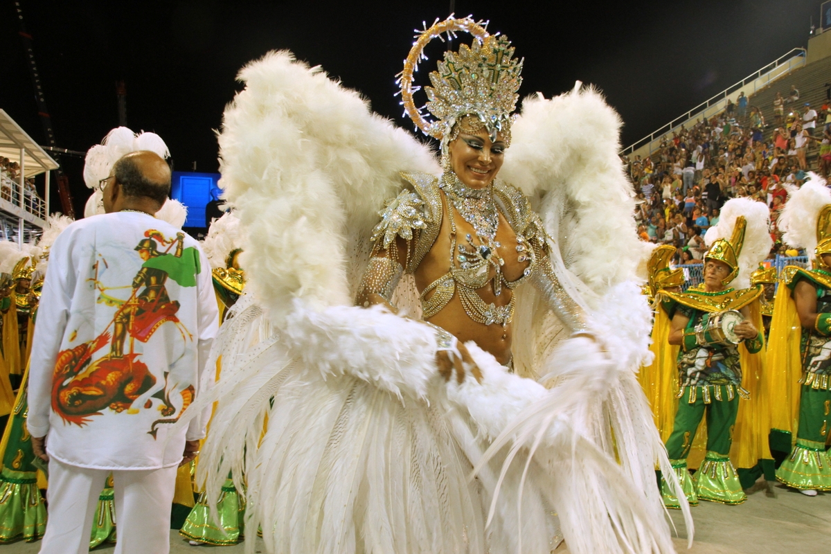  Rainha das plásticas e da Império, Ângela Bismarchi exibe fantasia de R$ 90 mil