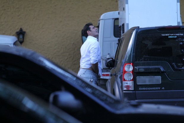 Thiago Lacerda é flagrado dando ajeitada indiscreta em partes íntimas