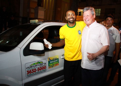 Carros de taxistas formados no curso de inglês ganham adesivagem