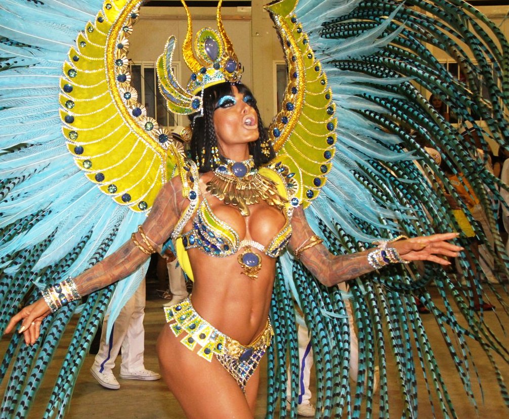  Fantasia deixa Carla Prata "pagando peitinho" durante todo o desfile 