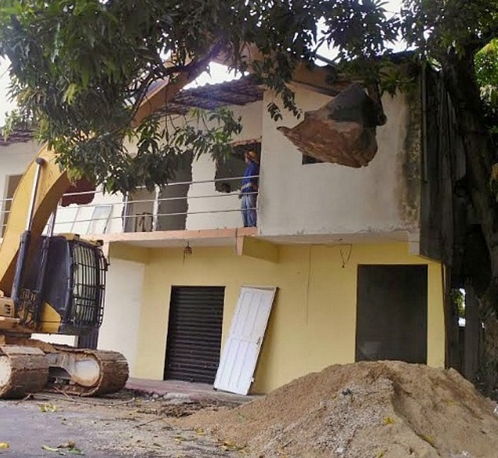 Prédio construído em área institucional é demolido pela Implurb
