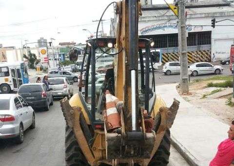 Veículos pesados atrapalham trânsito na Zona Oeste