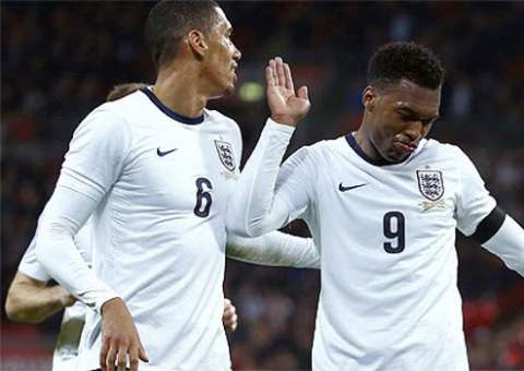 Artur recebe homenagem de ingleses e vê seleção bater Dinamarca