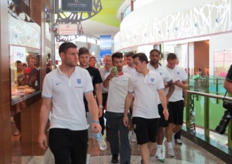 Jogadores da seleção inglesa visitam Manauara Shopping