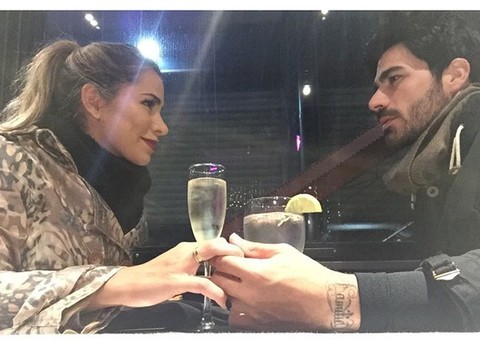 Ex-BBB Adriana ensina japonesas a dançar funk em cruzeiro 