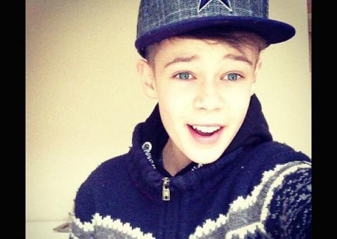 Sósia de Justin Bieber bomba na internet e assina com gravadora