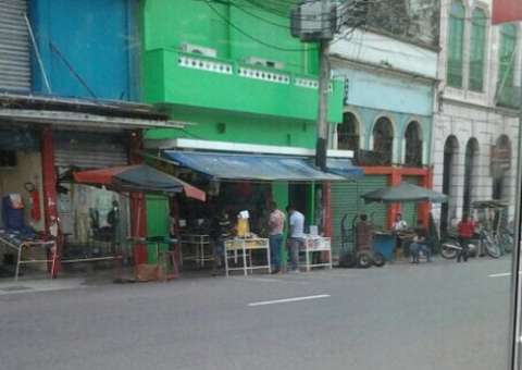 Pedestres perdem espaço nas calçadas da rua da Instalação