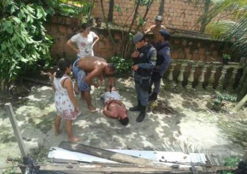 Invasor se dá mal, cai de árvore, desmaia e vai preso