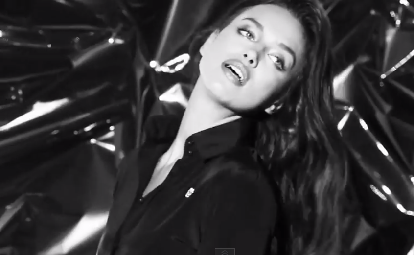 Com strip-tease, Irina Shayk mostra porque conquistou Cristiano Ronaldo