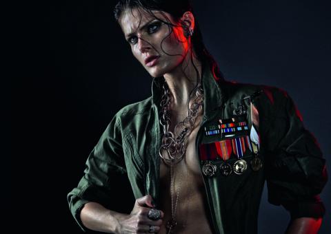 Isabeli Fontana posa sensual para Vogue