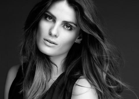 Isabeli Fontana empresta beleza e posa para marca de cosméticos