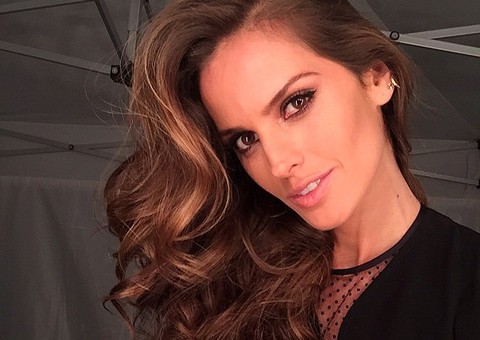 Izabel Goulart usa vestido com recortes e levanta a dúvida: Cadê a calcinha?