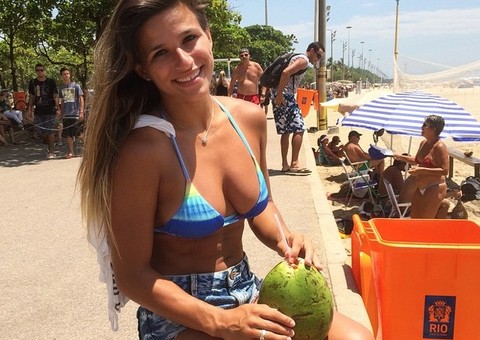 De biquíni, Jade Barbosa exibe atributos e recebe elogios  