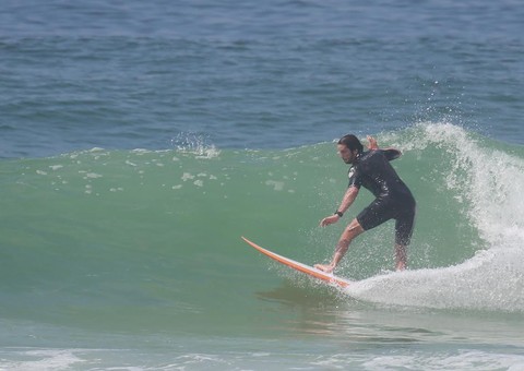 Vladimir Brichta mostra habilidade ao surfar em praia do Rio
