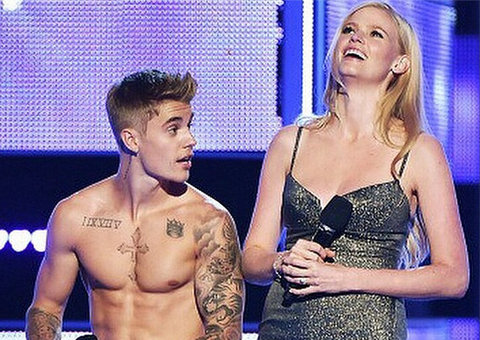 Após ser vaiado, Justin Bieber tira a roupa em evento beneficente