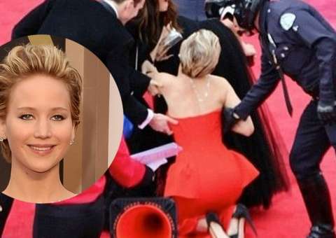 Veja: Jennifer Lawrence cai (novamente) durante o Oscar