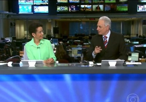 Jornalista esquece de dar "boa noite" e leva "chamada" de colega