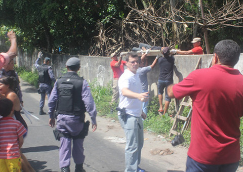Jovem encontrado morto com mangueira no pescoço