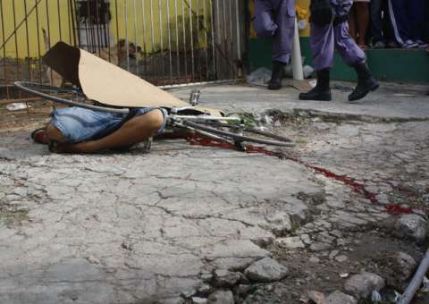 Pistoleiros assassinam operário na rua do Fuxico