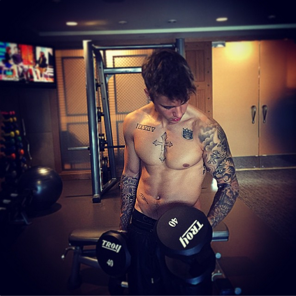 Justin Bieber sensualiza sem camisa malhando e leva fãs a loucura