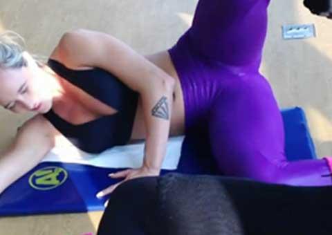 Juju Salimeni fazendo abdução do quadril com caneleira