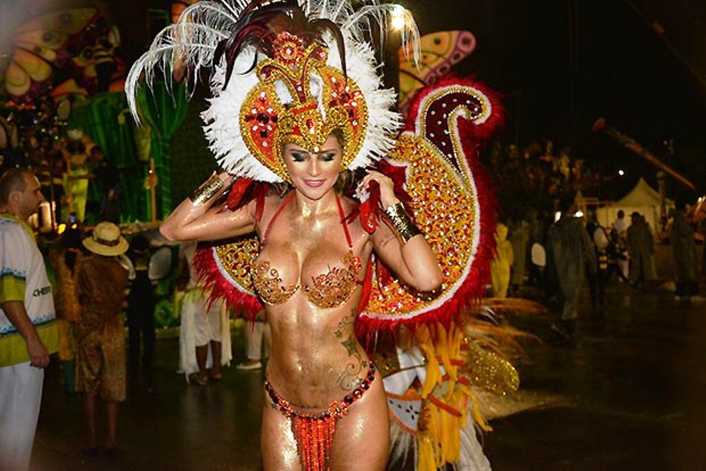 Musa da Unidos do Peruche arranca fantasia e fica peladona na dispersão