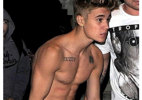 Sem camisa, Justin Bieber mostra tatuagens e comemora 19 anos em Londres