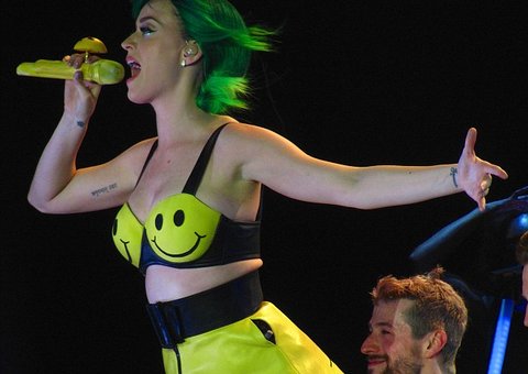  Katy Perry escorrega do palco e leva queda durante show 
