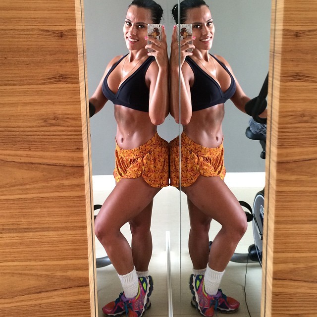 Kelly Medeiros faz selfie e exibe barriga chapada