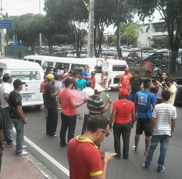 Kombeiros fazem manifestação na avenida Brasil