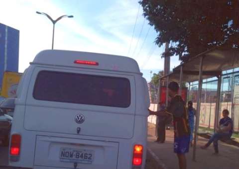 Kombi oferece transporte público pirata em plena avenida Mário Ypiranga