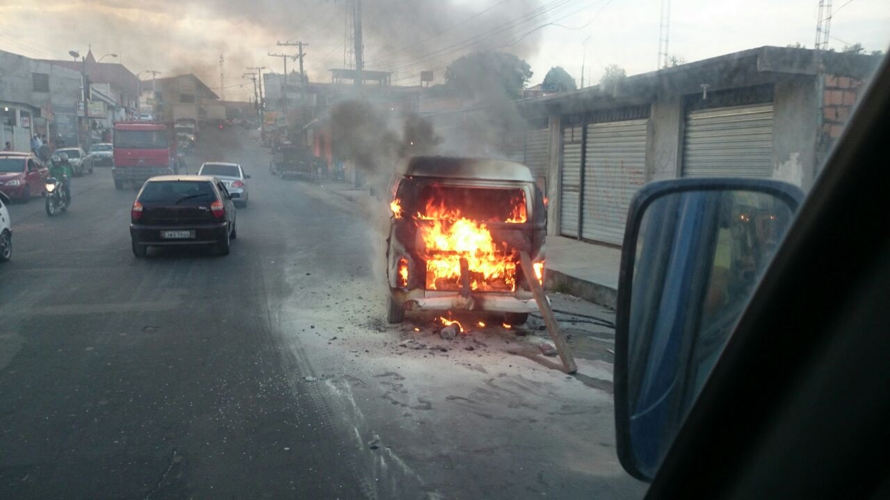 Kombi é destruída pelo fogo na Cidade de Deus
