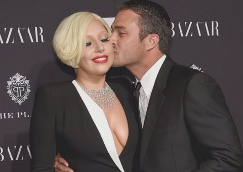 Com decotão, Lady Gaga é paparicada por namorado e planeja casamento  