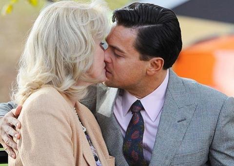 Leonardo DiCaprio tenta (27 vezes) cena de beijo em atriz de 65 anos 