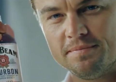 Leonardo DiCaprio joga charme em campanha de uísque
