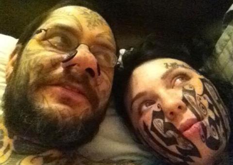 Momento de amor: Homem tatua seu nome no rosto da amada 24h após se conhecerem 