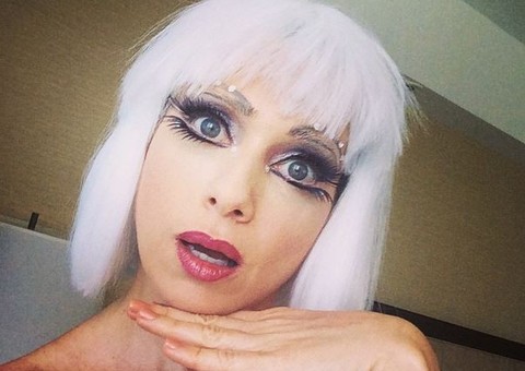  Letícia Spiller vira drag queen na 19ª Parada LGBT carioca