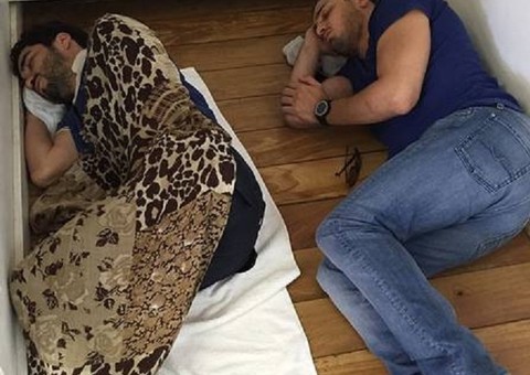 Caio Blat e Daniel Rocha dormem no chão em bastidores de ‘Império’