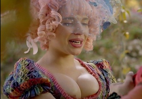 Seio de Bruna Linzmeyer escapa em cena de novela