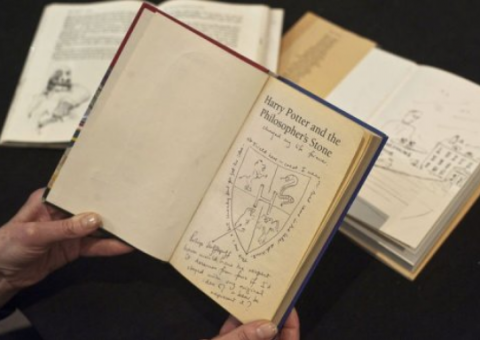 Livro de Harry Potter é vendido por 227.000 dólares em leilão