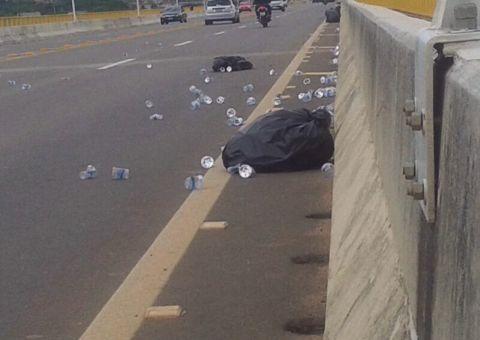 Ponte Rio Negro vira lixeira