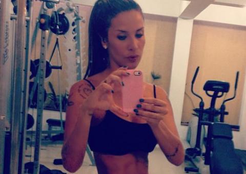 Ex-Panicat é criticada ao aparecer super magra em foto 