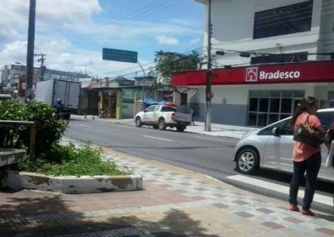 Sem educação, motorista para sobre faixa de pedestre