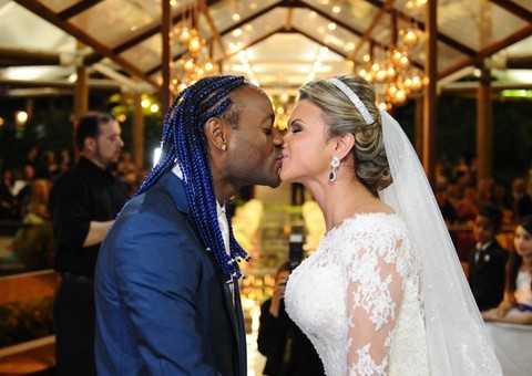 Vagner Love se casa em festança no Rio, veja fotos