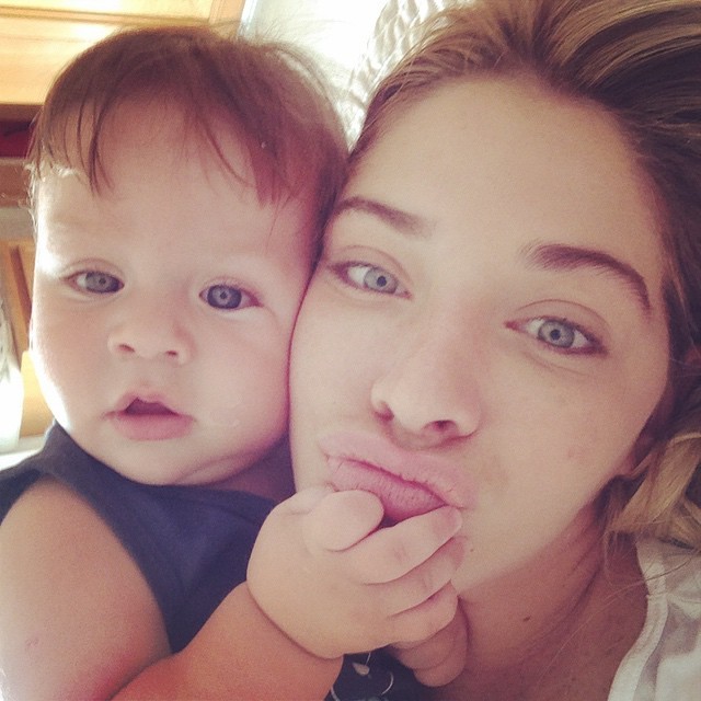 Que fofura! Luma Costa posa com filho Antônio para desejar bom dia