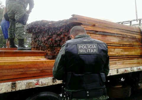 Madeira ilegal apreendida em Manaus