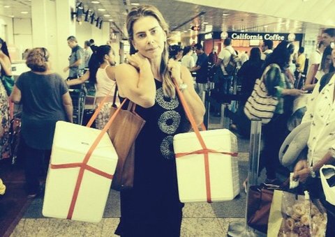 Maitê Proença vai ao Pará e volta para casa com 2 caixas de isopor