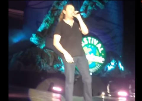 Vocalista do Maná cai do palco durante show